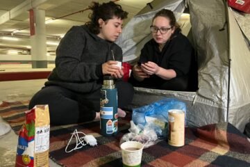 Tiendas, mascotas y juegos: decenas de israelíes convierten un aparcamiento subterráneo de Haifa en su hogar en tiempos de guerra