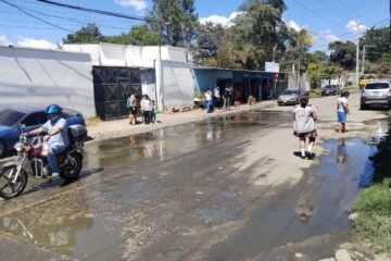Aguas negras inundan calles en San Miguel Petapa y vecinos denuncian abandono de autoridades