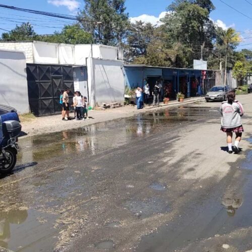 Aguas negras inundan calles en San Miguel Petapa y vecinos denuncian abandono de autoridades
