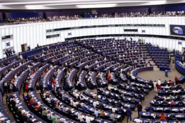 La Eurocámara respalda y endurece las normas para la creación de centros de deportación de migrantes fuera de la UE