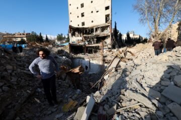 Última hora del ataque de Estados Unidos e Israel contra Irán, en directo | Trump amenaza con atacar centrales eléctricas iraníes si el régimen no abre el estrecho de Ormuz en 48 horas