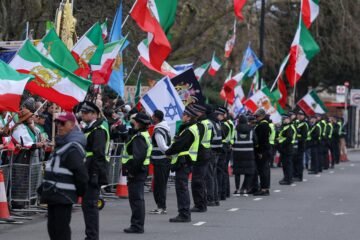 La policía del Reino Unido detiene a cuatro sospechosos de estar espiando para Irán