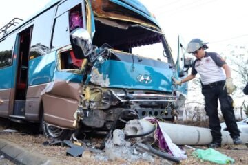 Microbús se empotra en poste tras choque con bus en ruta a El Salvador; reportan varios heridos