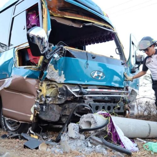 Microbús se empotra en poste tras choque con bus en ruta a El Salvador; reportan varios heridos