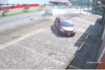 Cámaras captan el momento en que una patrulla de la PNC colisiona con un vehículo particular en Retalhuleu