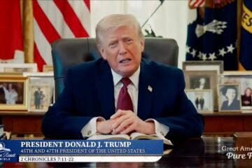 Trump lee la Biblia desde el Despacho Oval tras sus ataques al Papa