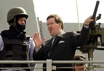 El exsecretario general de la OTAN George Robertson carga contra la política de defensa de Starmer en el Reino Unido