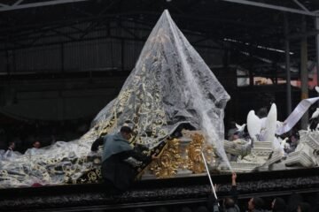 Procesión del Santo Cristo Yacente de El Calvario recorre el Centro Histórico bajo la lluvia