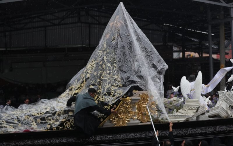 Procesión del Santo Cristo Yacente de El Calvario recorre el Centro Histórico bajo la lluvia