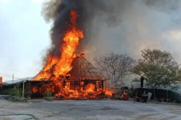 Incendios forestales causan cierre vial en Mixco y destruyen restaurante en ruta al Atlántico