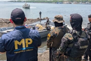 Ejército intercepta lancha con 52 paquetes de posibles ilícitos y detiene a seis tripulantes en el Pacífico