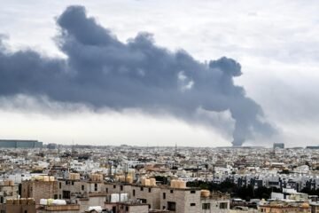 Irán reaviva el pulso militar con Estados Unidos al bombardear objetivos en Kuwait y Baréin