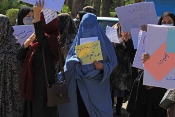 Los talibanes dispersan a tiros a los manifestantes que protestaban por la detención de mujeres sin burka en Afganistán
