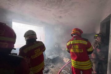 Hombre habría incendiado la casa de la que sería desalojado en Mixco; fue rescatado entre las llamas