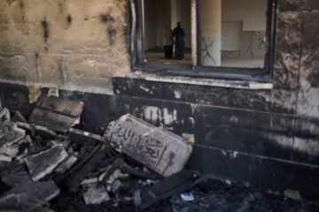 Colonos de Israel incendian dos mezquitas, coches y campos  en Cisjordania
