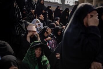 Irán hace una exhibición de fuerza ante Estados Unidos con un funeral masivo por Ali Jameneí
