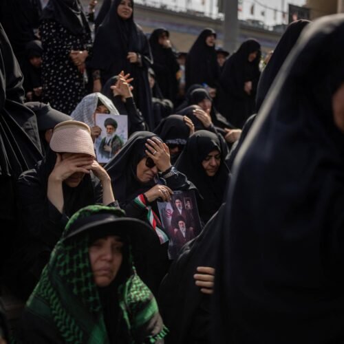 Irán hace una exhibición de fuerza ante Estados Unidos con un funeral masivo por Ali Jameneí