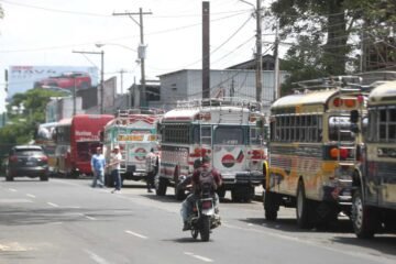 Guatemaltecos reciben con desconfianza subsidio anunciado por altos precios de los combustibles