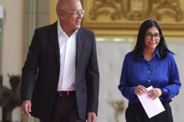 Washington y los Rodríguez inician las negociaciones para la transición venezolana con Machado al margen