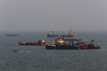 EE UU dispara contra un barco de Panamá por tratar de saltarse el bloqueo de los puertos iraníes decretado por Trump