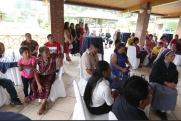Jóvenes guatemaltecos reciben certificado de idioma alemán