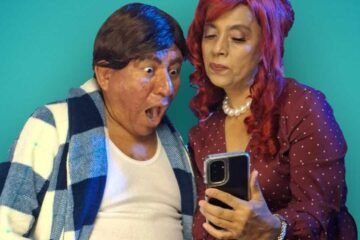 “Demasiado surrealista”: la obra de teatro que presenta una sátira social sobre la brecha generacional y las obsesiones de la vida moderna