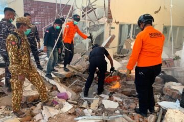 Al menos cinco muertos tras un terremoto de 7,7 de magnitud en Indonesia