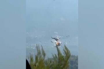 Dos helicópteros chocan mientras extinguían un incendio en Grecia