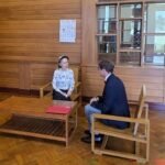 La junta birmana difunde fotos de la Nobel de la Paz Aung San Suu Kyi con un representante de Cruz Roja