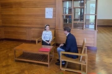 La junta birmana difunde fotos de la Nobel de la Paz Aung San Suu Kyi con un representante de Cruz Roja