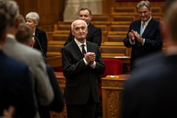 El Parlamento húngaro elige a András Baka como presidente para la transición política