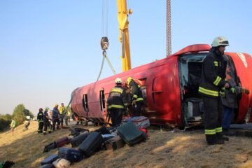 Al menos 12 muertos al volcar un autobús turístico de Polonia  en una autopista en Hungría