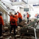 Asciende a 20 la cifra de muertos tras un terremoto de 7,7 de magnitud en Indonesia
