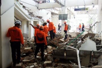 Asciende a 20 la cifra de muertos tras un terremoto de 7,7 de magnitud en Indonesia