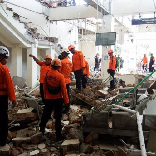 Asciende a 20 la cifra de muertos tras un terremoto de 7,7 de magnitud en Indonesia