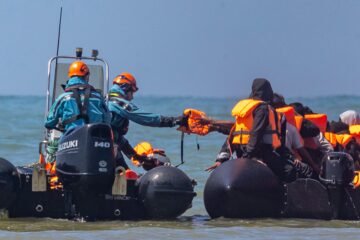 Más de 150 personas rescatadas de una embarcación en llamas en la que trataban de llegar a las costas británicas