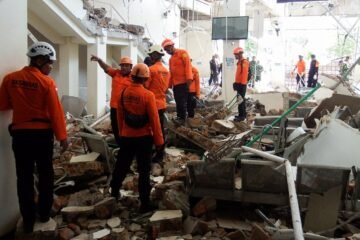 Asciende a 47 la cifra de muertos tras un terremoto de 7,7 de magnitud en Indonesia