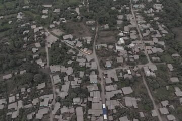 Con una mochila y sus documentos, familias huyen del volcán de Fuego; otras temen saqueos y no evacúan