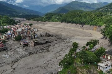 Una fuerte riada causa al menos 16 muertos en Nepal y decenas de desaparecidos y víctimas en Tíbet