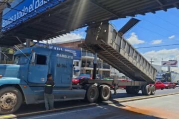 Tráiler impacta pasarela en la calzada Aguilar Batres y bloquea un carril hacia la capital