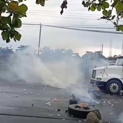 Bloqueos en Guatemala: Antimotines lanzan bombas lacrimógenas para retirar protesta de tres días en Cuyotenango