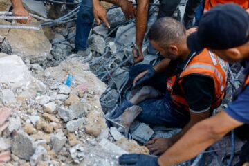 Una docena de muertos, entre ellos cinco niños, por el derrumbe de un edificio en Gaza previamente bombardeado por Israel