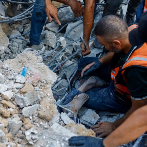 Una docena de muertos, entre ellos cinco niños, por el derrumbe de un edificio en Gaza previamente bombardeado por Israel
