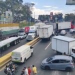 Bloqueos ponen en riesgo US$150 millones diarios en mercancías y Q100 millones en recaudación, según cámaras empresariales
