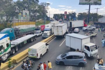 Bloqueos ponen en riesgo US$150 millones diarios en mercancías y Q100 millones en recaudación, según cámaras empresariales