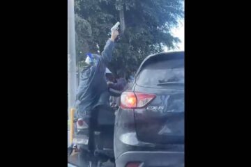 Asaltantes en moto desatan pánico en la zona 7 al atacar a ocupantes de un vehículo en pleno tráfico