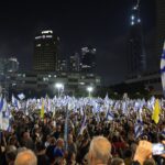 Miles de personas piden el fin del Gobierno de Netanyahu tres días antes de las elecciones