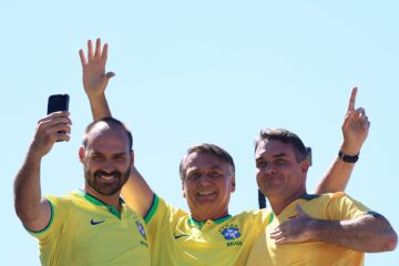 El clan Bolsonaro, un presidenciable, cuatro nuevos parlamentarios y un sinfín de tensiones internas